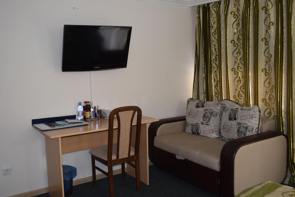 Bayterek Hotel Astana Quarto foto